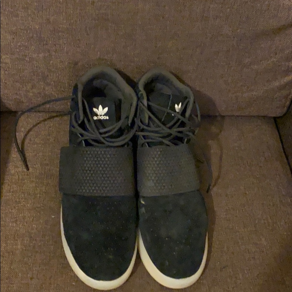 Tennis shoes